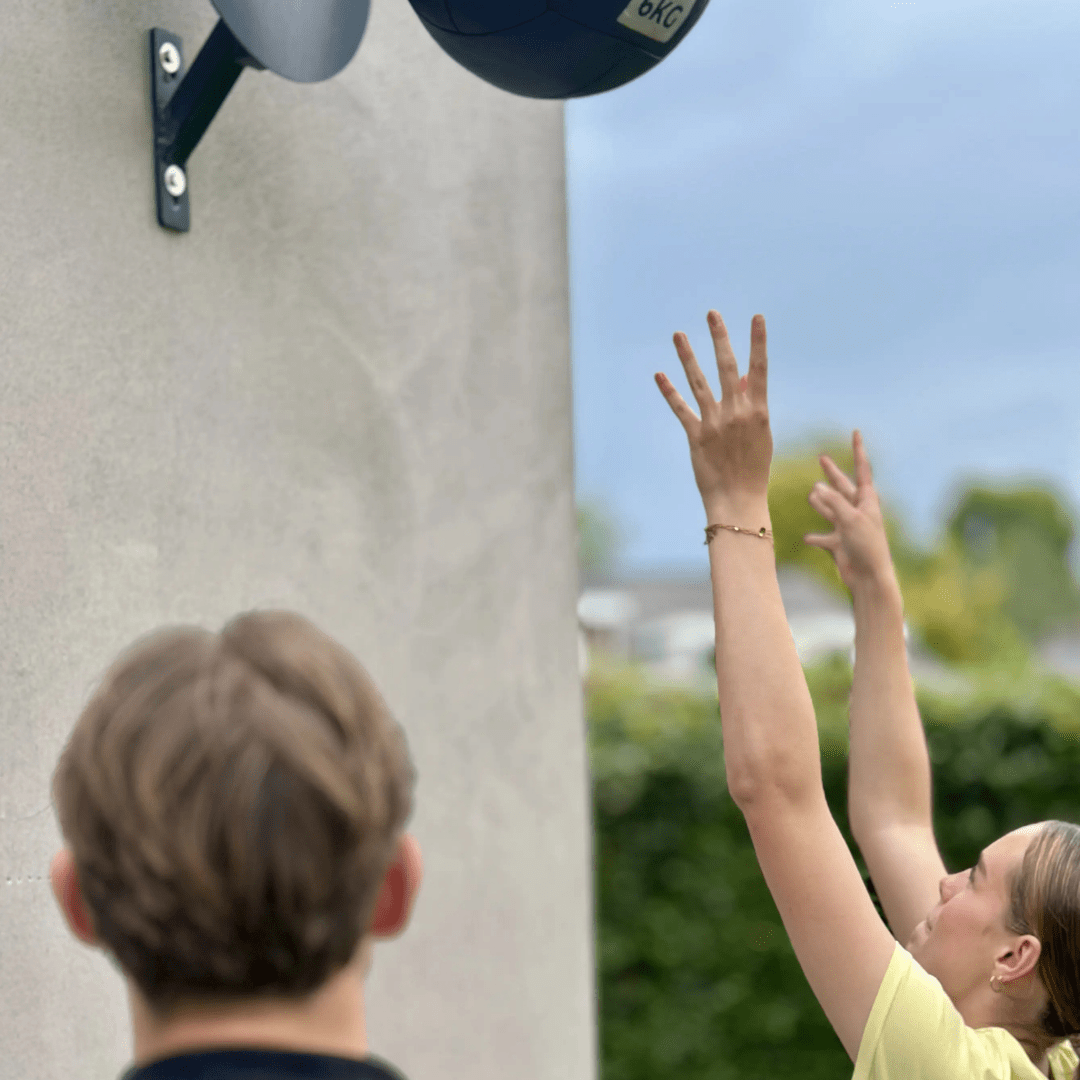 op sportgebied trainen op locatie stadspark om leden te motiveren