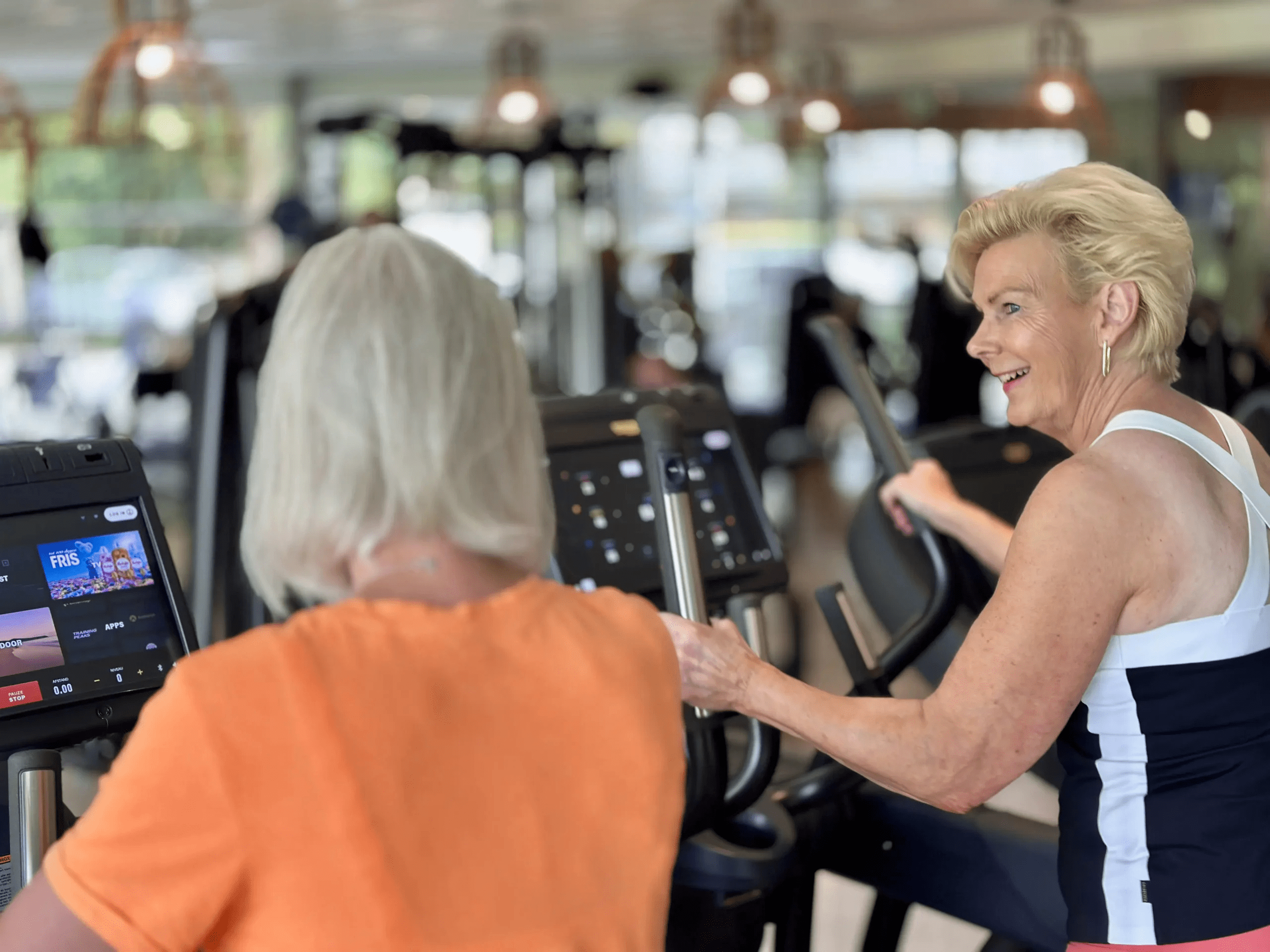 sporten in een prettige omgeving met trainers die je begeleiden sporten in een prettige omgeving met trainers die je begeleiden