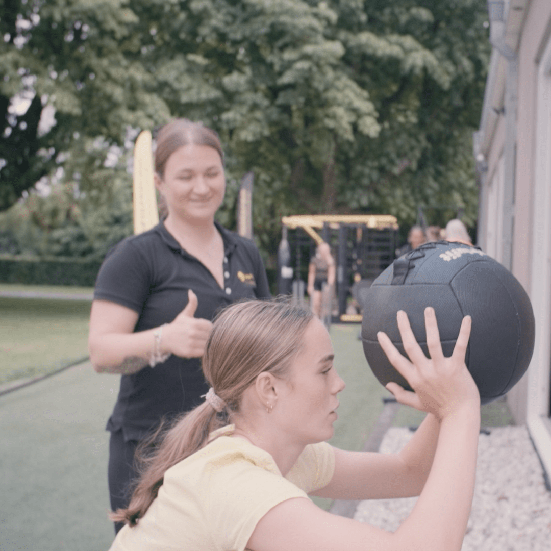 train slim in groepslessen voor sfeer en motivatie om te bewegen voor jong en oud